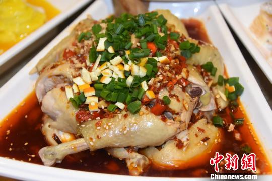 湖南新宁县推出“脐橙宴” 创意美食受追捧