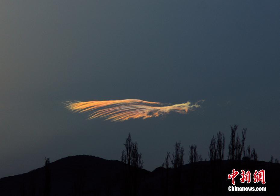 新疆天池出现五彩云霞 如羽翼般绚丽多彩