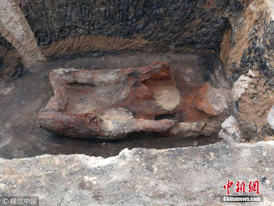 陕西发现四座秦汉古墓 出土长剑、彩绘陶罐等文物