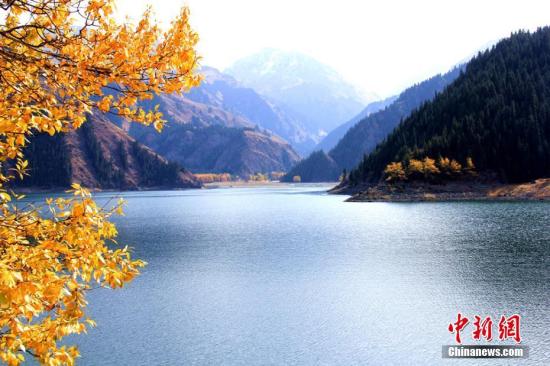 新疆天山天池湖面提前结冰现“半湖半镜”美景
