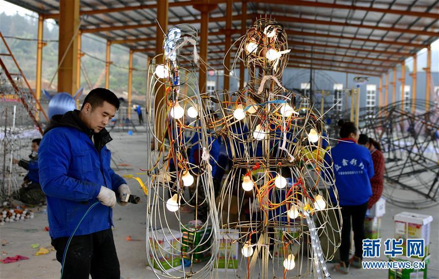 近百工人悉心作业 “自贡灯会”彩灯制作如火如荼