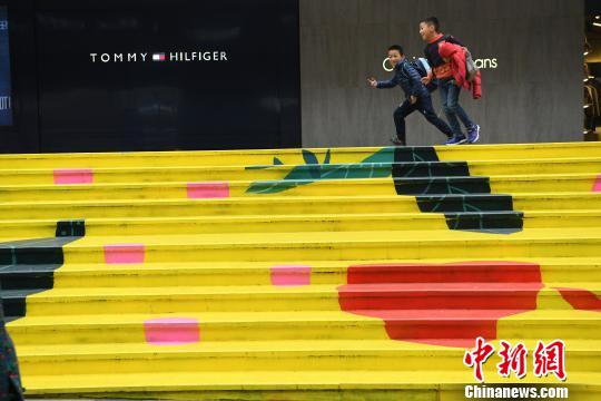 重庆街边绚丽彩色台阶吸引路人