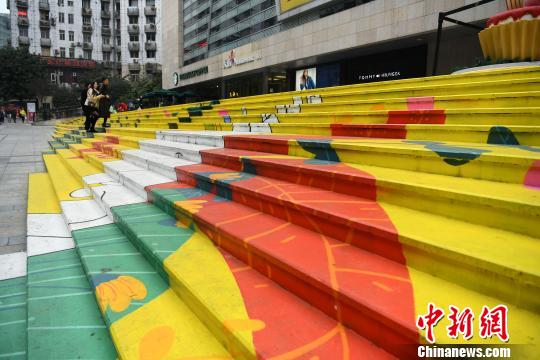 重庆街边绚丽彩色台阶吸引路人