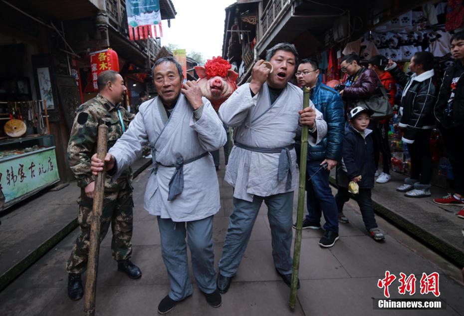 四川雅安年猪文化节：居民抬猪游行