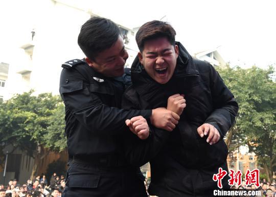 重庆反恐防暴进校园 提高学生安全防范意识