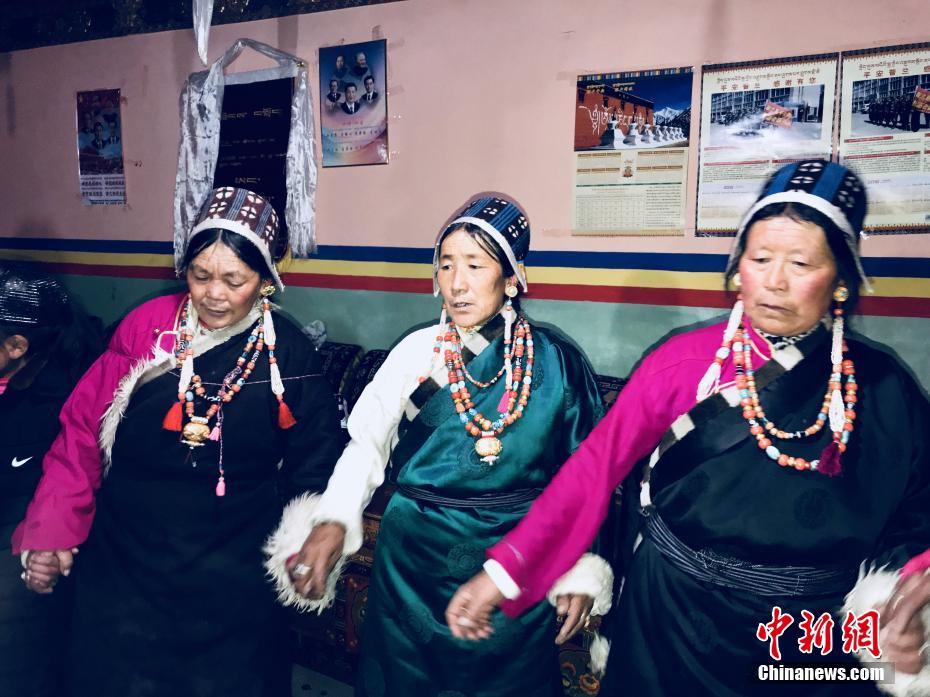 西藏迎来普兰藏历新年 喝青稞酒跳锅庄舞祈福