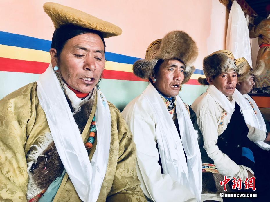 西藏迎来普兰藏历新年 喝青稞酒跳锅庄舞祈福