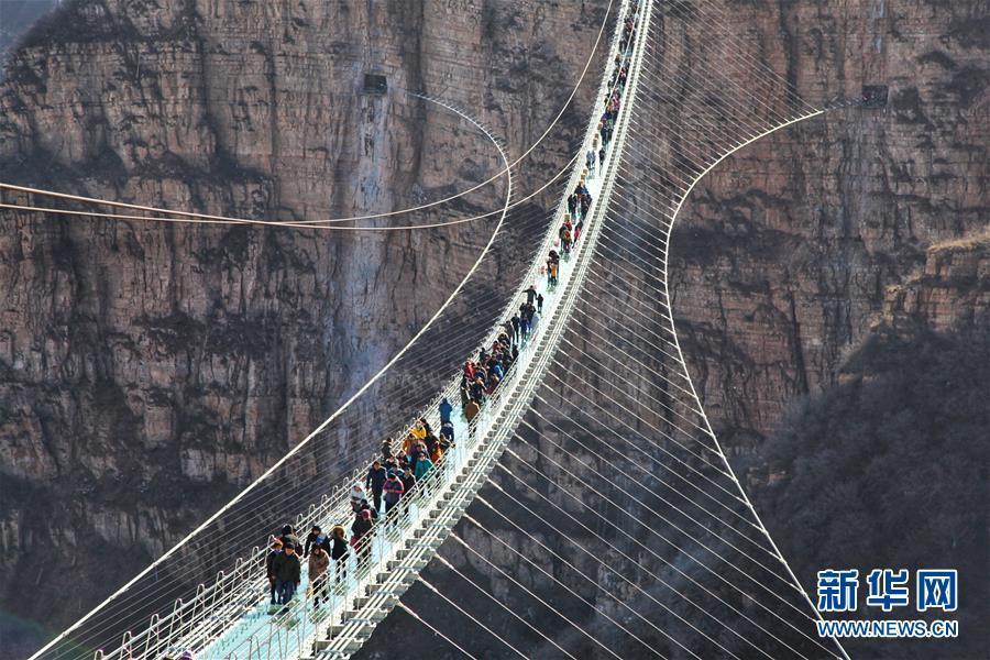 河北一玻璃桥正式开放 全长488米垂直落差约218米