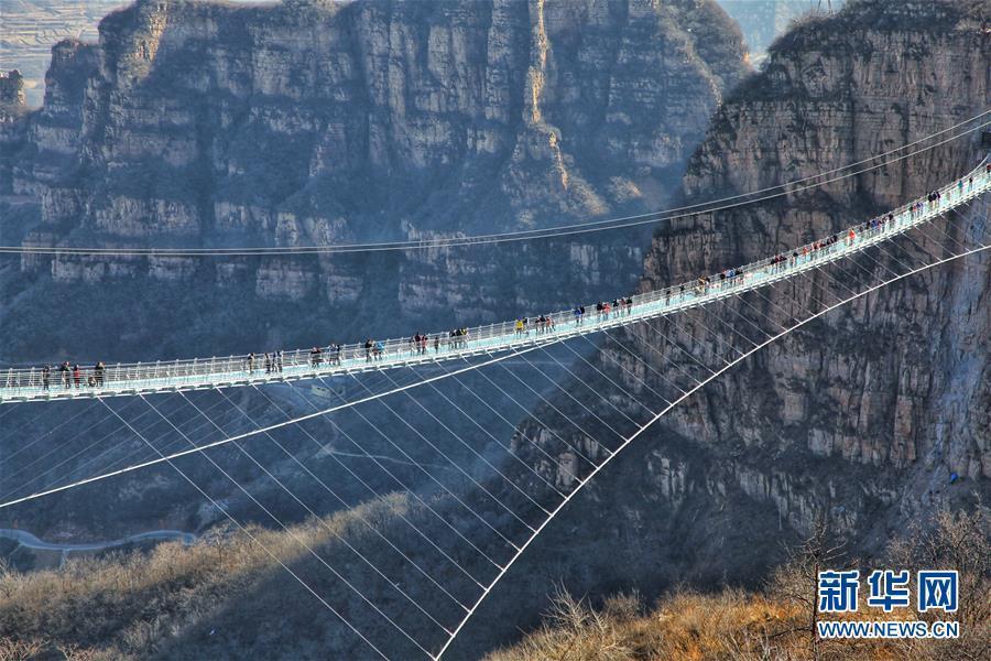 河北一玻璃桥正式开放 全长488米垂直落差约218米