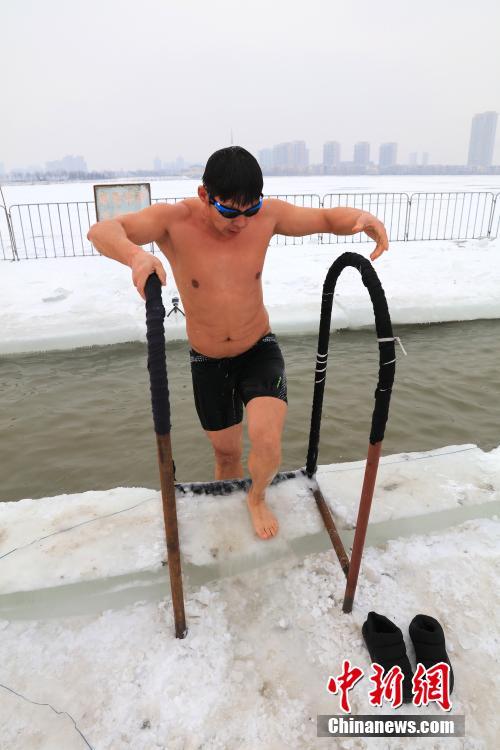 室外零下18℃ 大庆冬泳爱好者冰湖中挑战严寒
