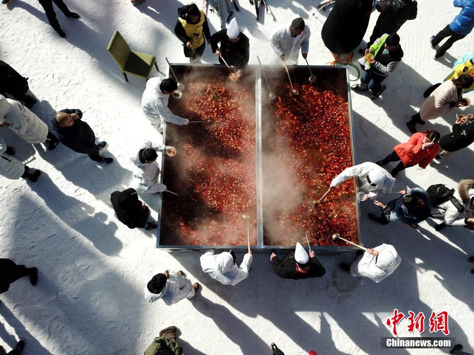 河南民众雪地享用超级“土火锅” 食材达上百种