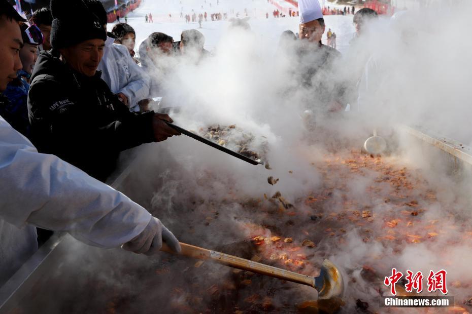 河南民众雪地享用超级“土火锅” 食材达上百种