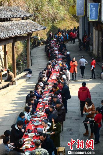 百米长街宴庆丰年 江西数百村民游客共享大餐