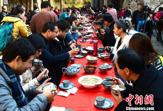 百米长街宴庆丰年 江西数百村民游客共享大餐