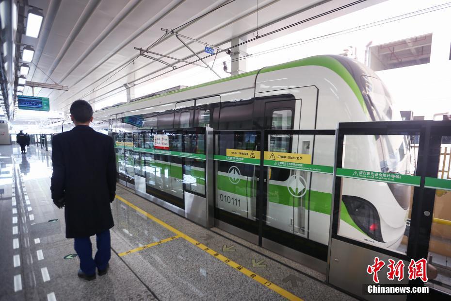 贵阳市民体验贵州首条地铁