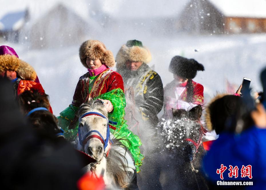 新疆禾木泼雪狂欢迎新年