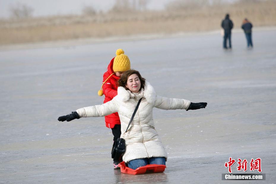 新疆且末县农民玩滑冰、刁羊、斗鸡等活动迎接新年