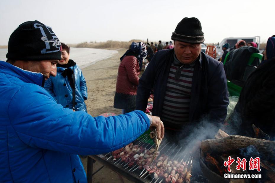 新疆且末县农民玩滑冰、刁羊、斗鸡等活动迎接新年