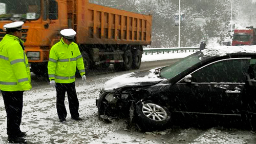 暴雪中男子追尾后不按规定立警示遭遇二次事故 新车瞬间变废铁