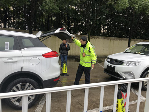 积极应对恶劣天气 鄂州民警不惧严寒为民服务