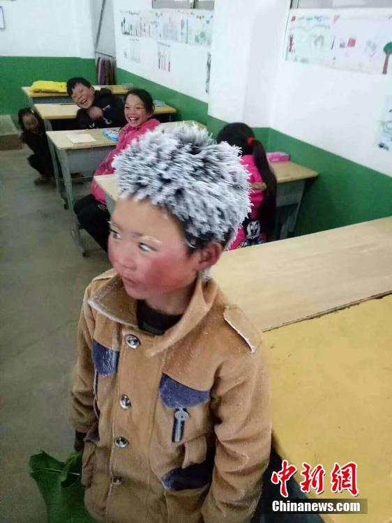 男孩寒冬步行4.5公里上学 到校时头顶“冰花”
