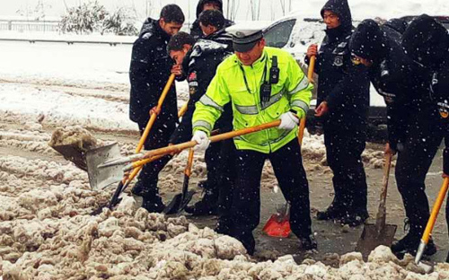 盘点湖北交警在2018罕见暴雪中那些“不务正业” 的瞬间