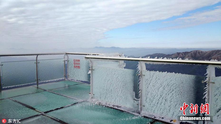 寒潮来袭 广东最高玻璃桥桥面被冰封