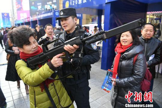 110宣传日：重庆警方展示枪支吸引民众体验