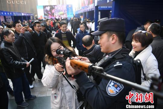 110宣传日：重庆警方展示枪支吸引民众体验