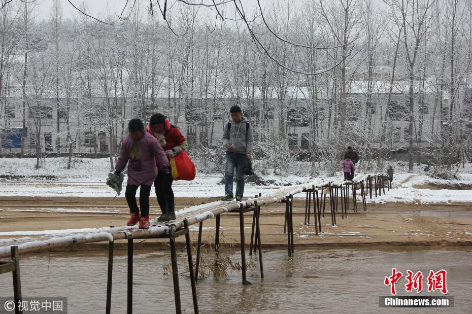陕西城固67名学生踩独木桥上学 官方称已确定桥址