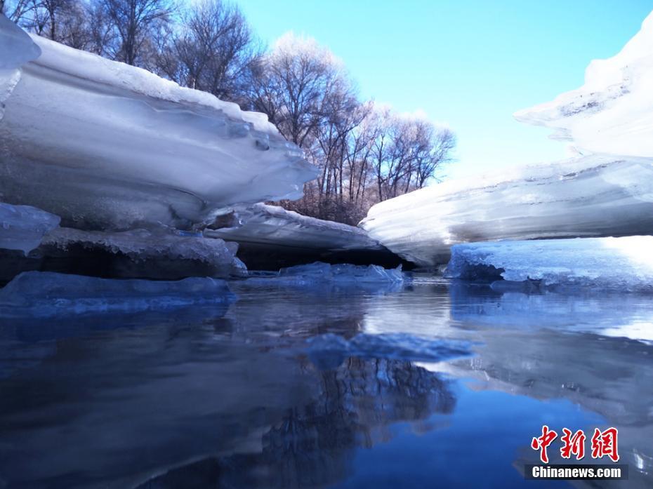 甘肃肃南冰河冰瀑涌现 宛若“冰河时代”