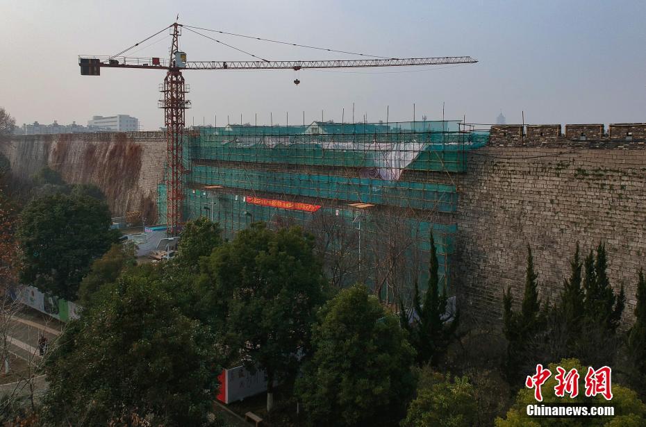 南京650岁明城墙“动手术”保健康