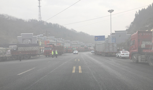丹江口：送走冰雪又迎大雾 高速关闭导致严重堵车