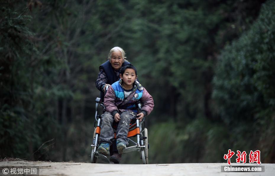 七旬老太送脑瘫孙子上学 4年间每天步行24公里