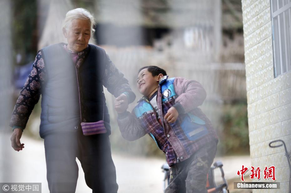 七旬老太送脑瘫孙子上学 4年间每天步行24公里