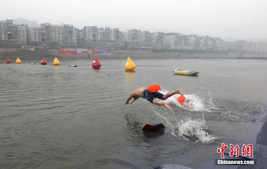 贵州遵义举行“四渡赤水”冬泳抢渡赛 千人参加