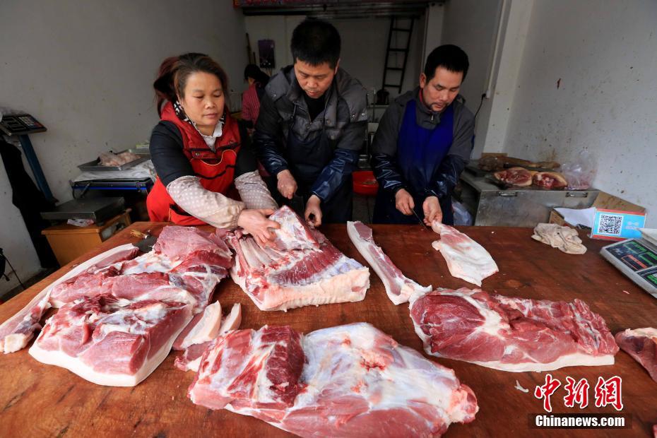 广西民众保持传统习惯 熏腊肉迎新年