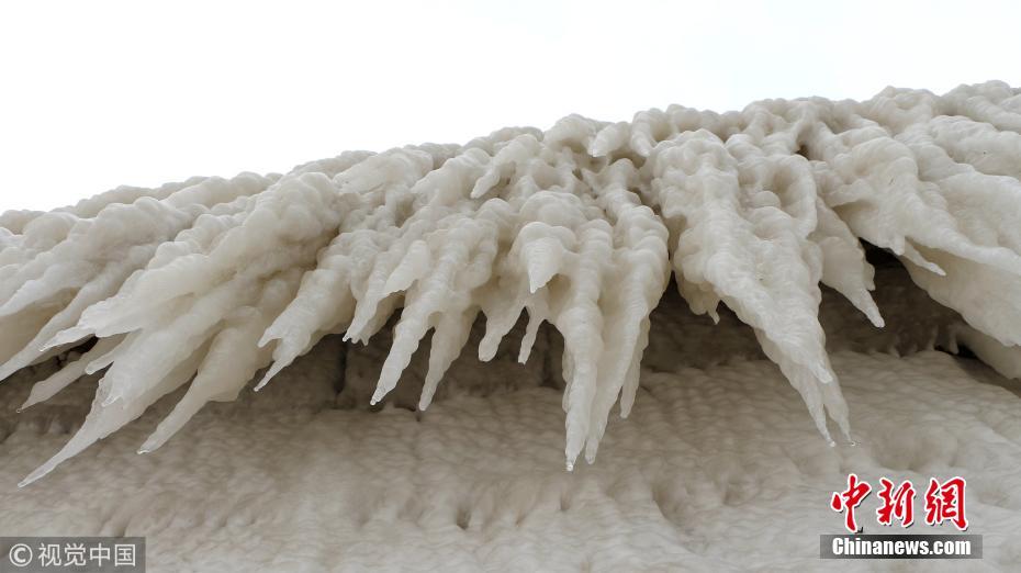 山东威海海岸现成片冰凌 结冰厚达20厘米