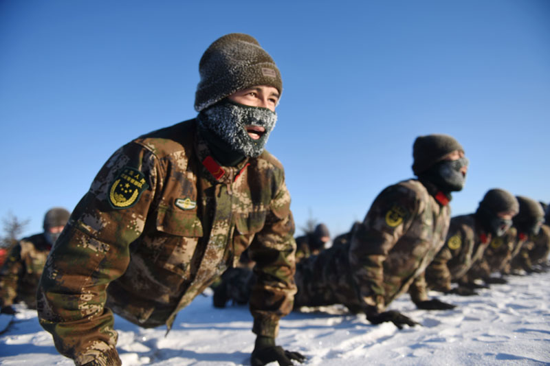 黑龙江塔河：边防官兵-34℃极寒天气训练满面冰霜