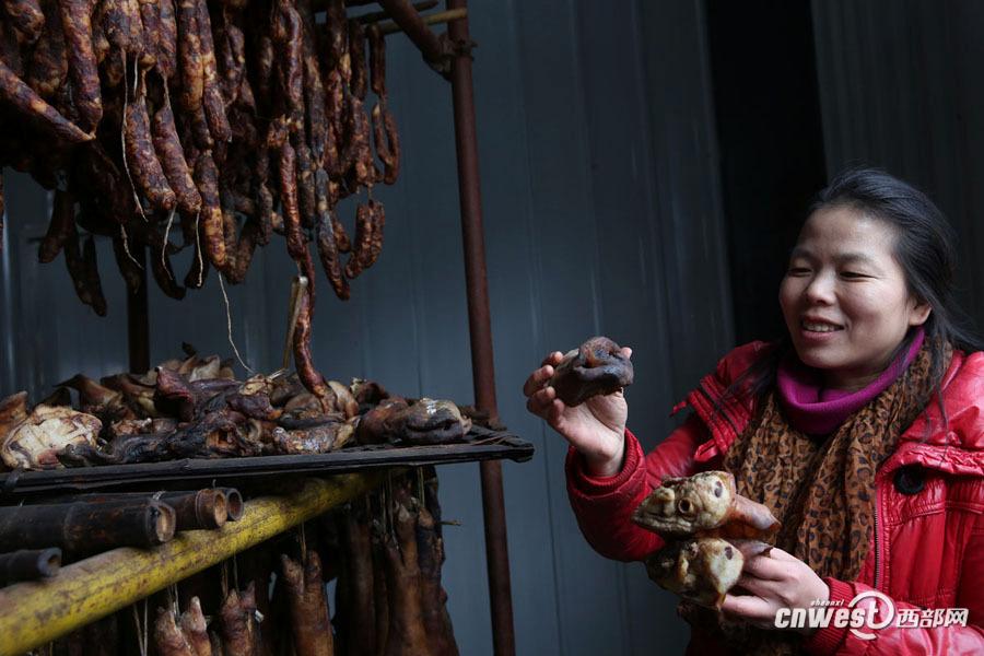 陕南“腊肉女王”一冬收500头农家猪做10万斤腊肉