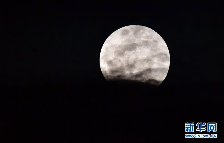 天幕上演月全食美景 华夏共度“红月亮之夜”