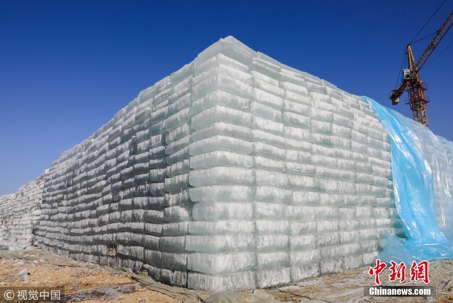 采冰季进入尾声 采冰人给万吨冰垛盖棉被