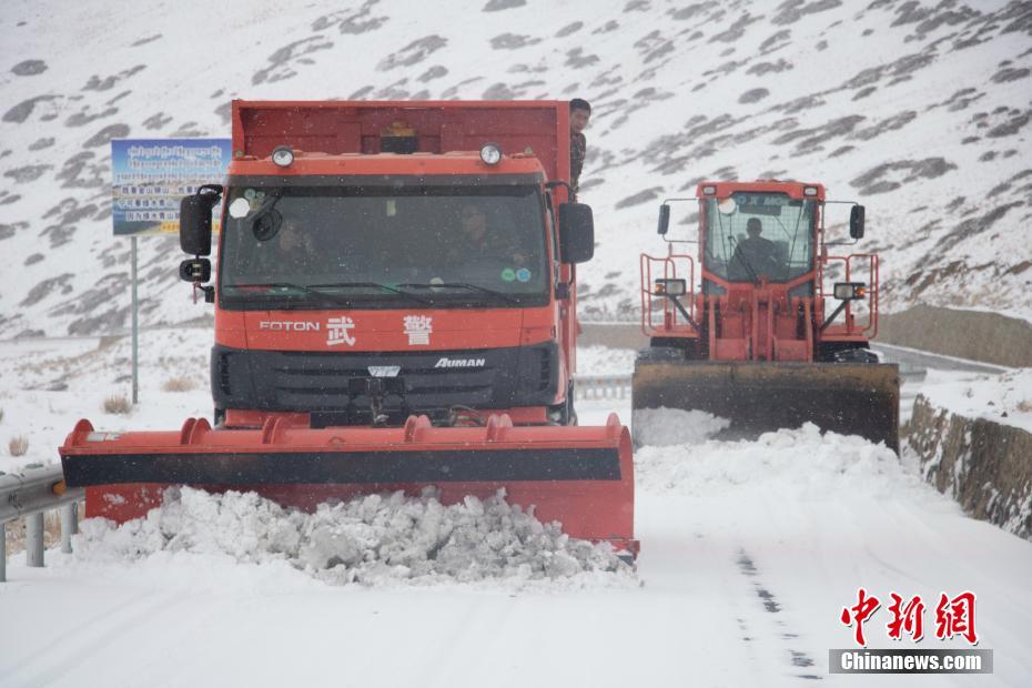 西藏西部多地突降大雪 武警某部交通救援力量驰援