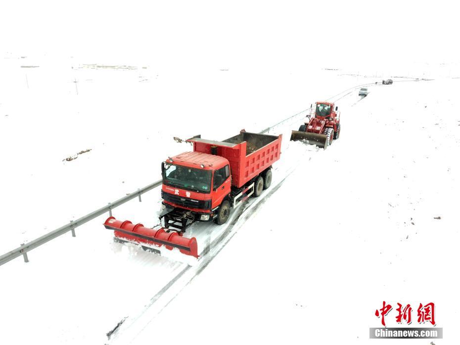 西藏西部多地突降大雪 武警某部交通救援力量驰援