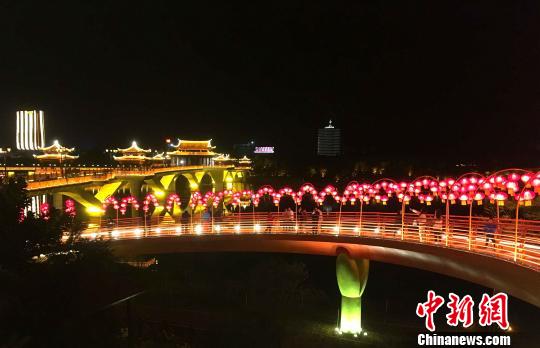 福建漳州“飘带”天桥挂满灯笼迎新春