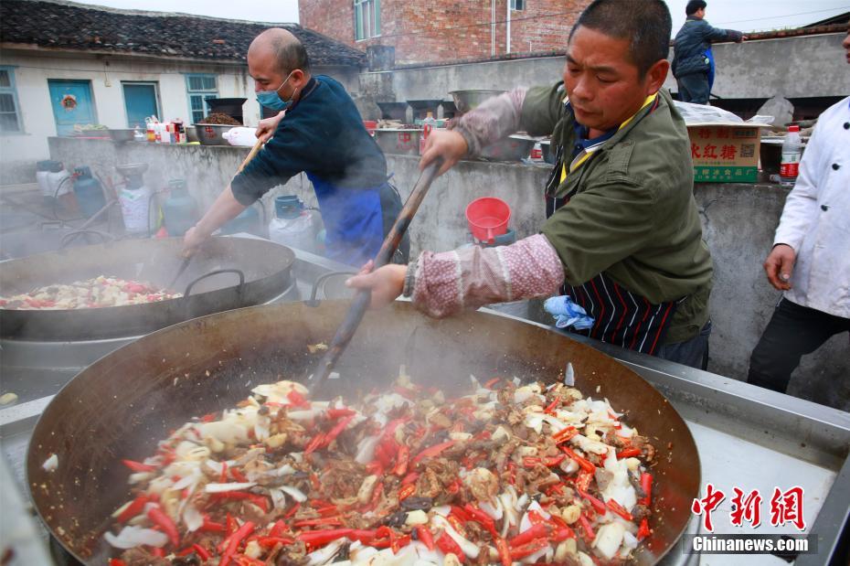 广西农村摆两百余桌开年宴 千人共享客家特色菜