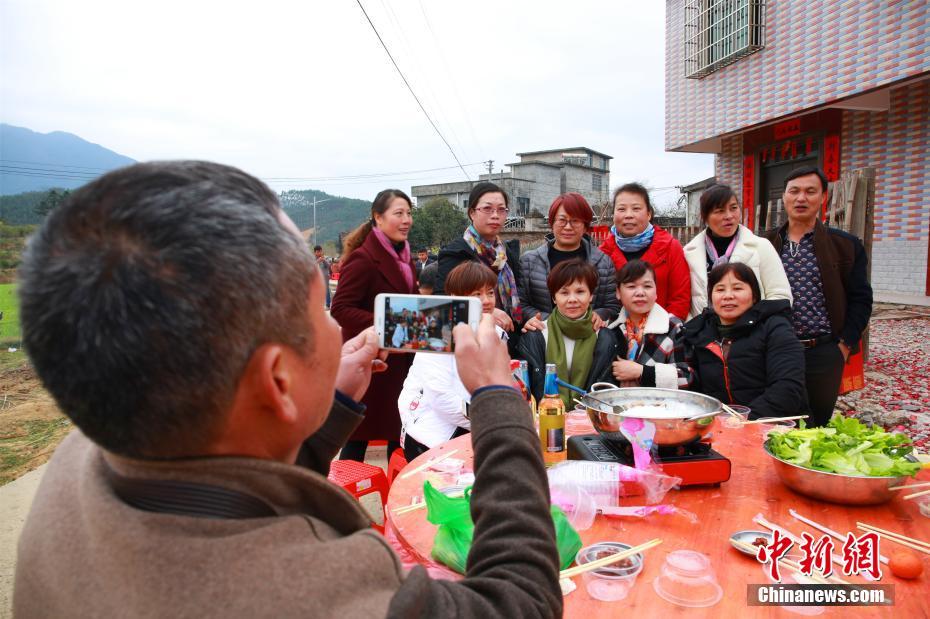 广西农村摆两百余桌开年宴 千人共享客家特色菜