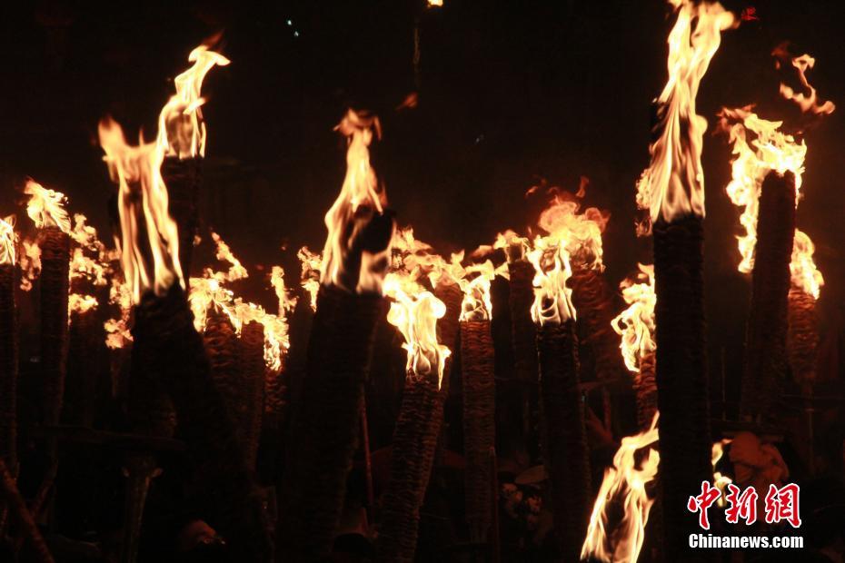 福建晋江“火把节” 3000多根火把汇成千米长龙