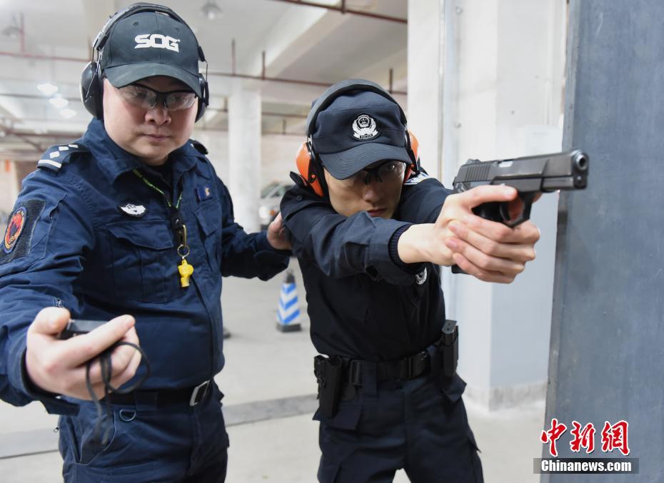 重庆公安开展春季全警大培训 特警展示实战技能
