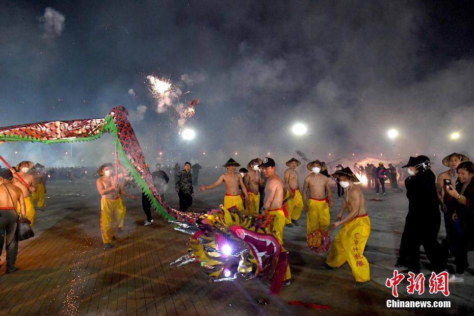 广西千年民俗“炮龙节” 数十万人狂欢祈福新年